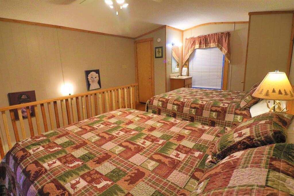 Amazing Cabin Fireplace And Stream #11 海伦 外观 照片