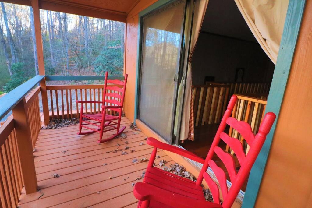 Amazing Cabin Fireplace And Stream #11 海伦 外观 照片