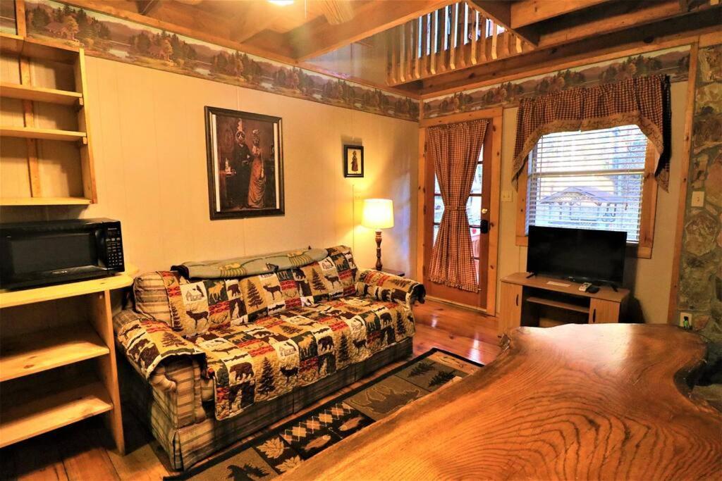 Amazing Cabin Fireplace And Stream #11 海伦 外观 照片