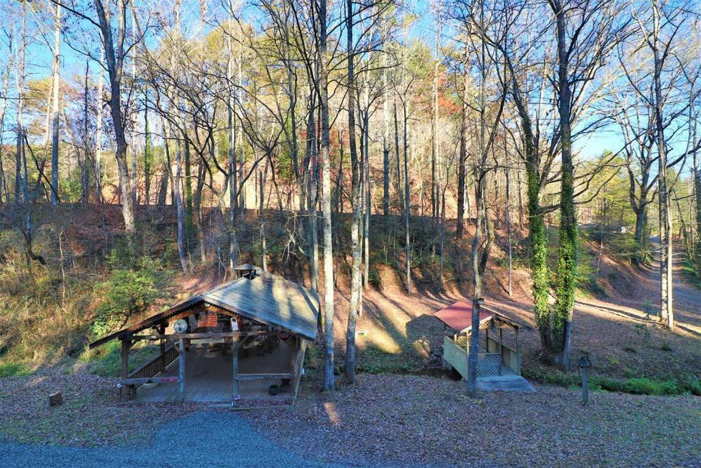 Amazing Cabin Fireplace And Stream #11 海伦 外观 照片