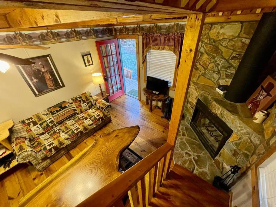 Amazing Cabin Fireplace And Stream #11 海伦 外观 照片