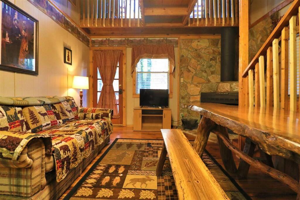 Amazing Cabin Fireplace And Stream #11 海伦 外观 照片