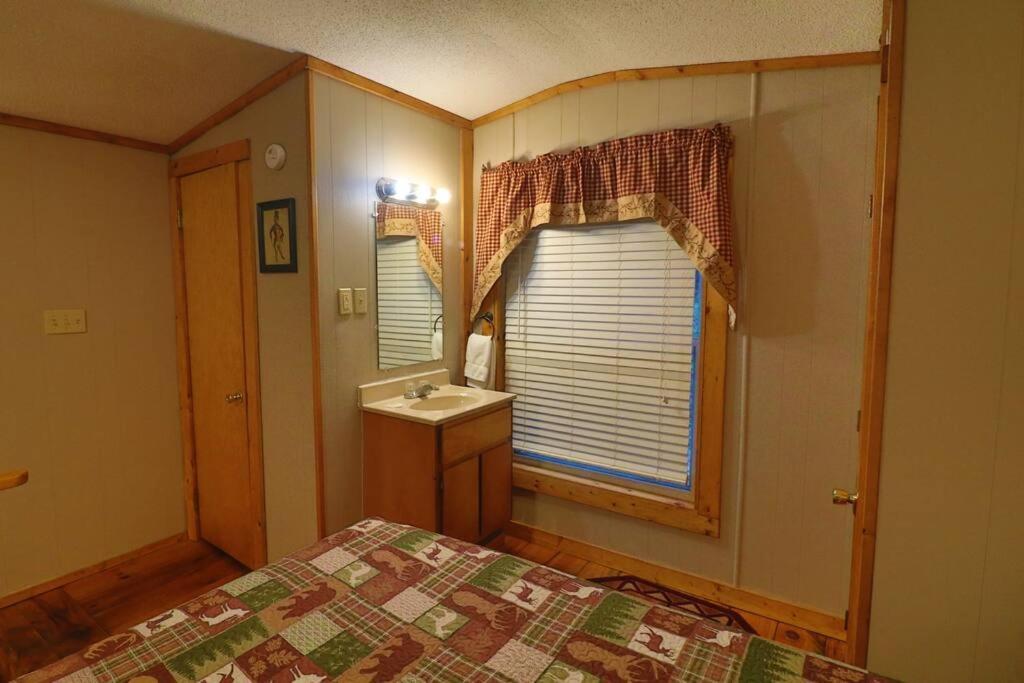 Amazing Cabin Fireplace And Stream #11 海伦 外观 照片