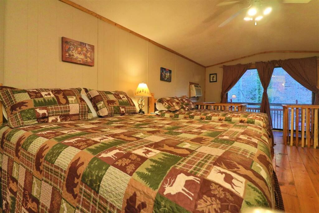 Amazing Cabin Fireplace And Stream #11 海伦 外观 照片