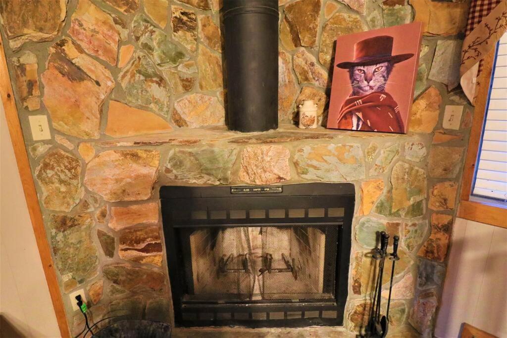 Amazing Cabin Fireplace And Stream #11 海伦 外观 照片