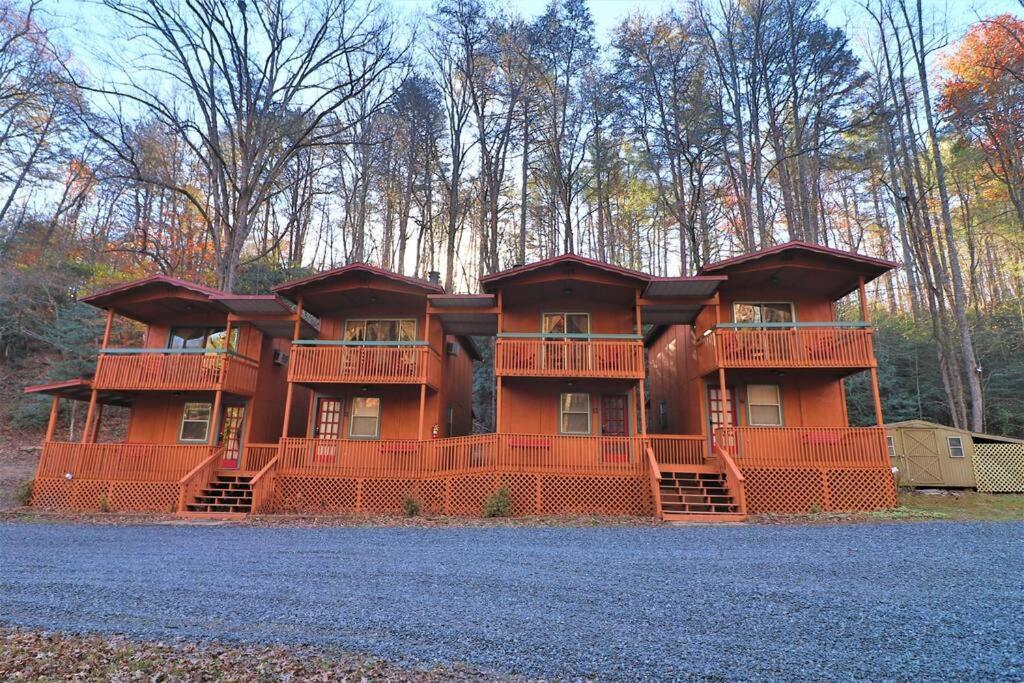 Amazing Cabin Fireplace And Stream #11 海伦 外观 照片