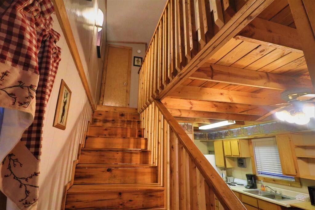 Amazing Cabin Fireplace And Stream #11 海伦 外观 照片