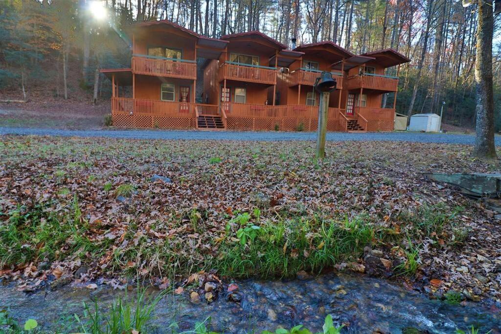Amazing Cabin Fireplace And Stream #11 海伦 外观 照片