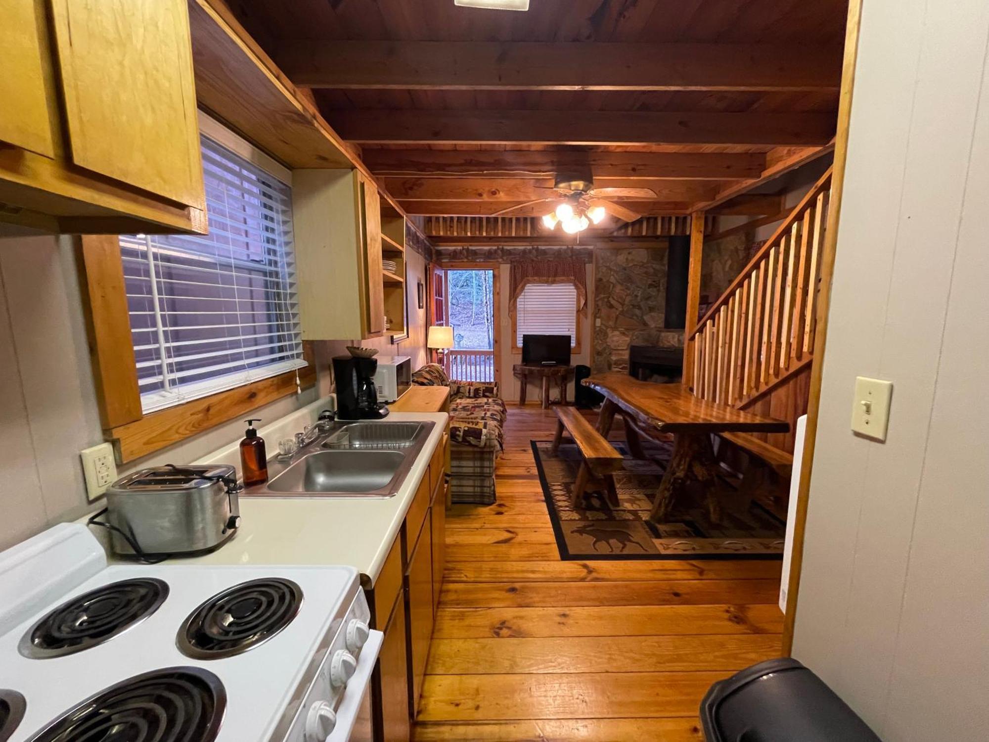 Amazing Cabin Fireplace And Stream #11 海伦 外观 照片