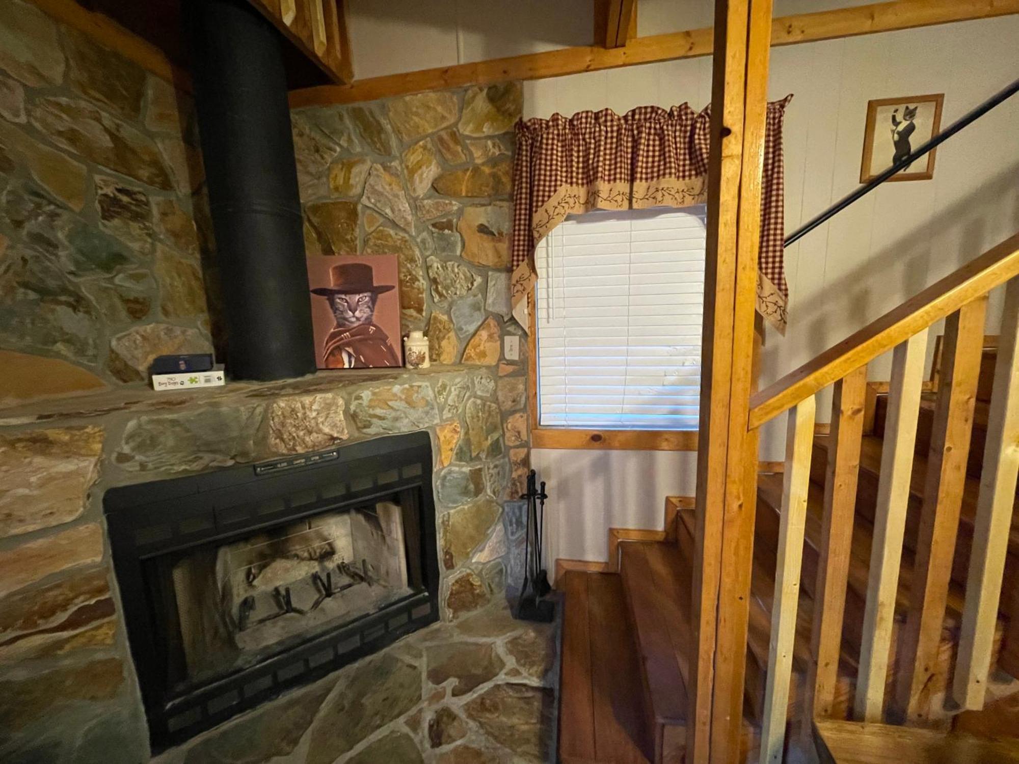 Amazing Cabin Fireplace And Stream #11 海伦 外观 照片